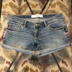 Lightwash cuffed shorts